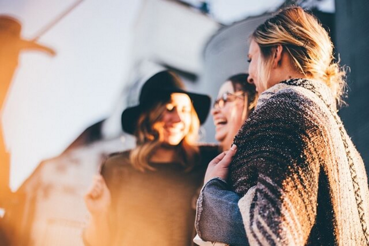 Trois femmes souriantes.
