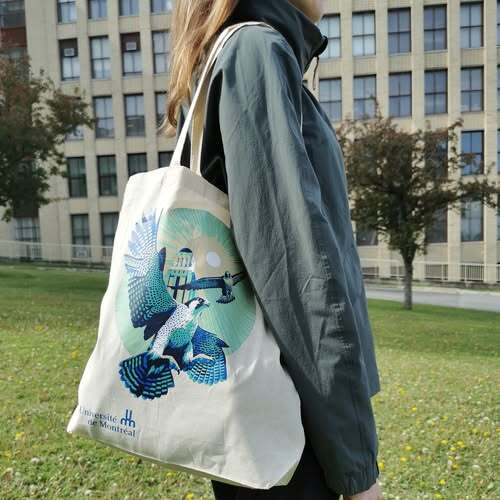 Fille portant le sac en toile à l'effigie des faucons de la tour de l'UdeM.