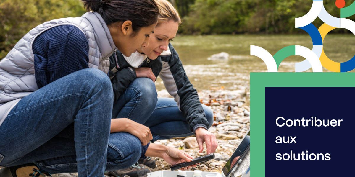 Deux femmes travaillant sur le terrain.