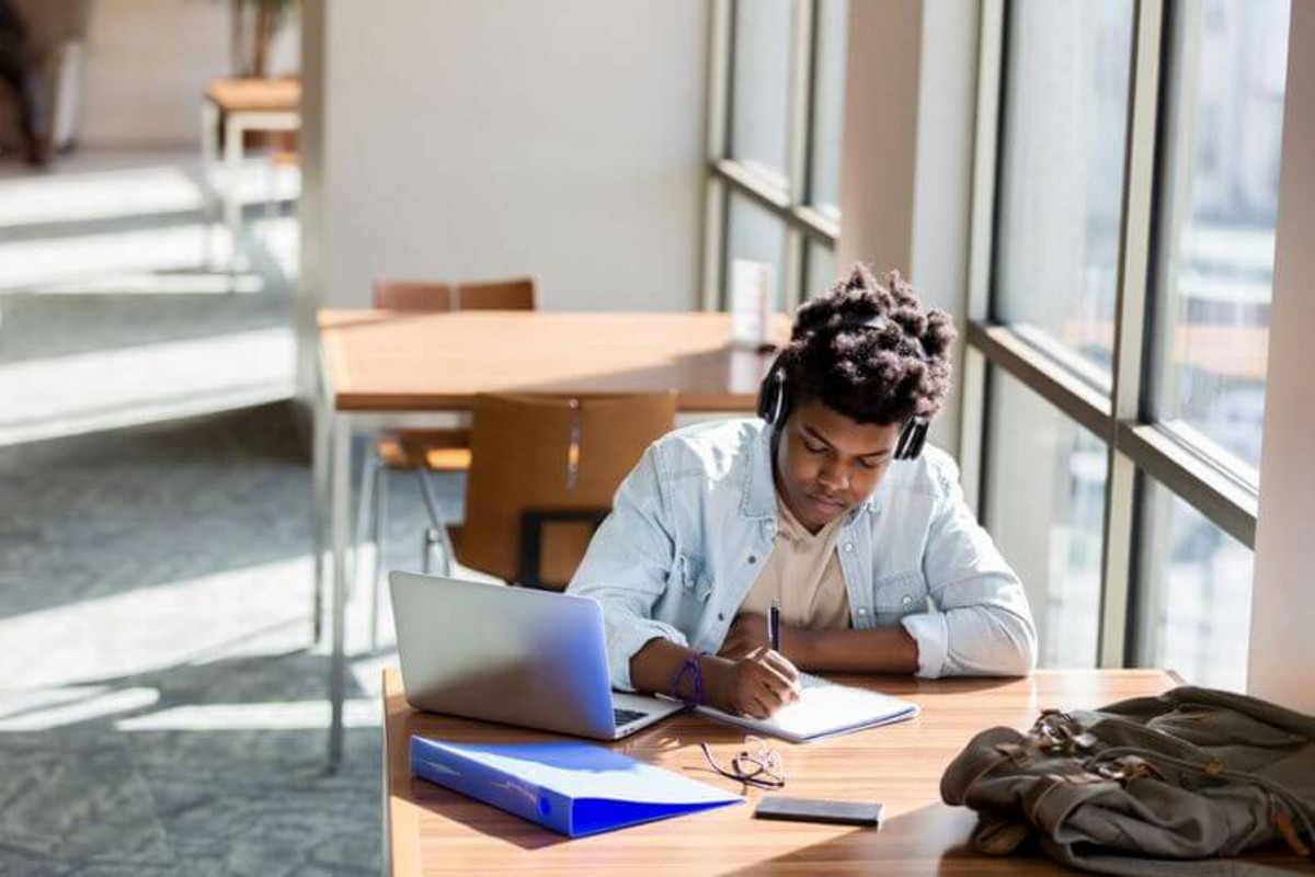 Étudiant.