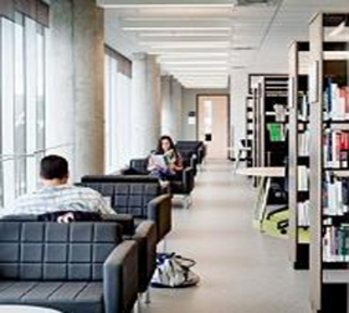 Étudiants dans bibliothèque.