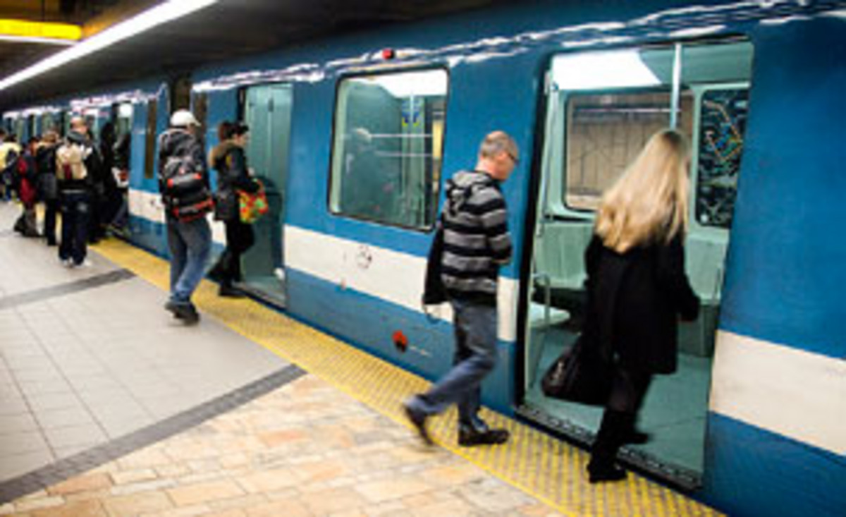 Gens entrant dans le Metro de Montréal.
