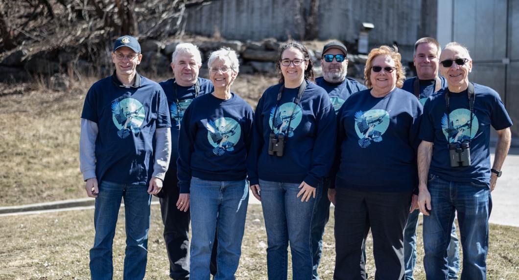 Groupe de bénévoles s'occupant des faucons.